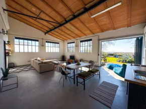 The Black House - Modern holiday home with garden,1500m from beach